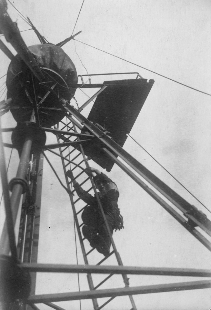 Auf dem Turm des Kaispeicher A Ende der 1920er Jahre.jpg