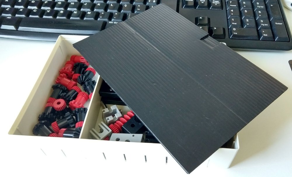 Corrugated PP lid.jpg