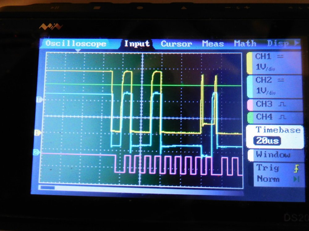 I2C-Signale: SCL am Master (pink), <br />SDA am Master (gelb) und Slave (blau)