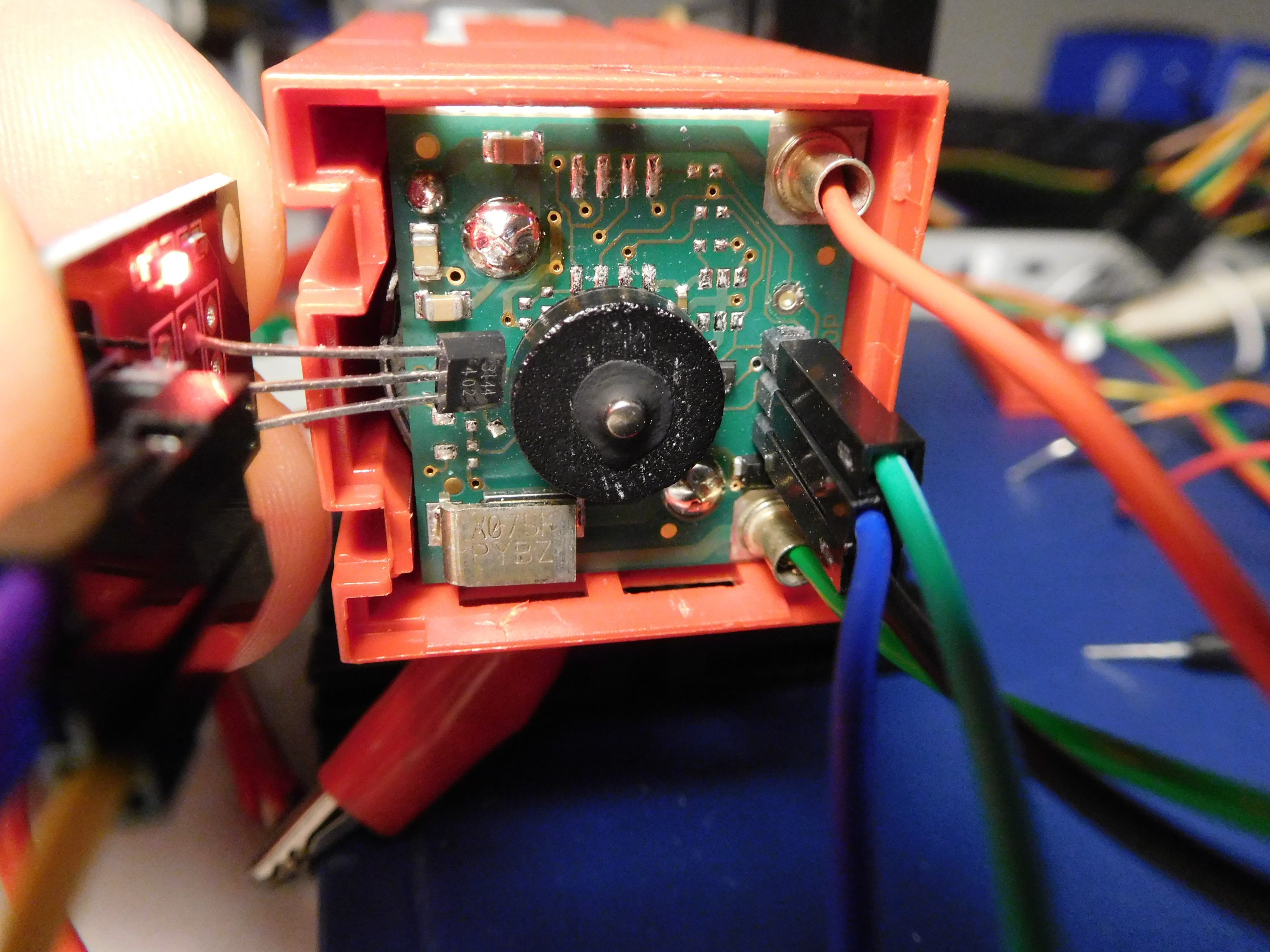 Offener Encodermotor mit zusätzlichem Hall-Sensor für Quadratursignal. Der Hall-Sensor muss nur in die Nähe gebracht werden und so, dass die Phasen der Signale um 90 Grad auseinander sind.
