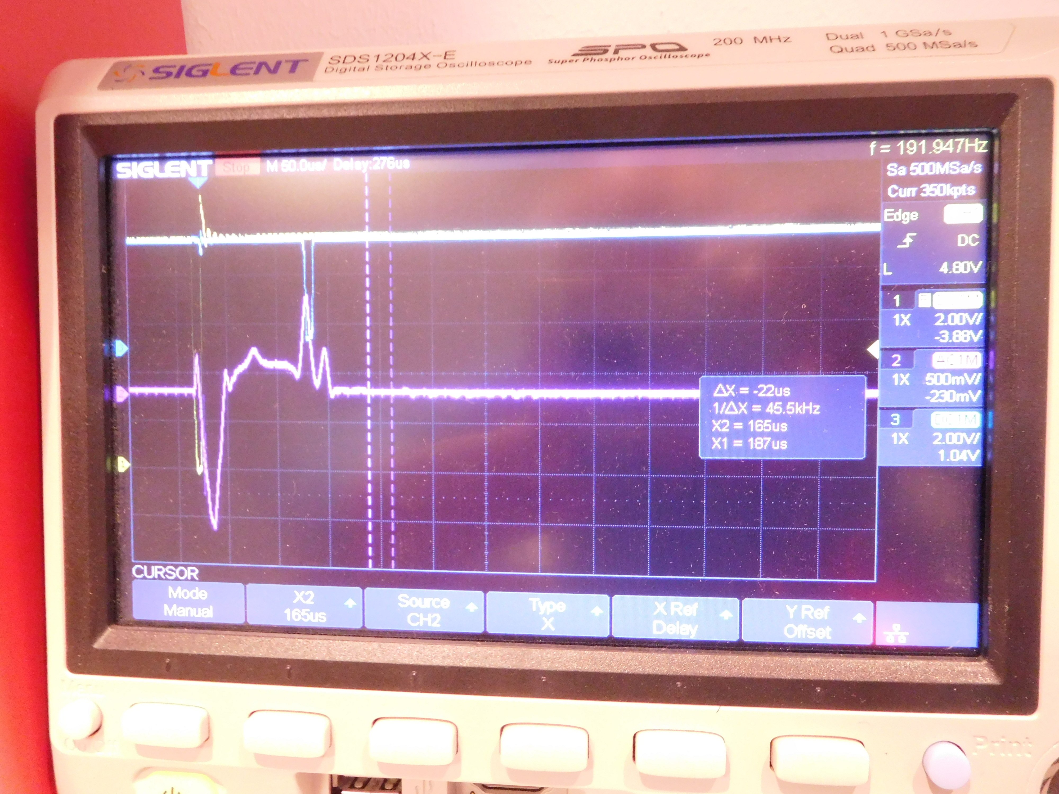 Anregungsimpuls (gelb), Verstärktes Torsionswellensignal (magenta) und digitalisiertes Signal (blau)