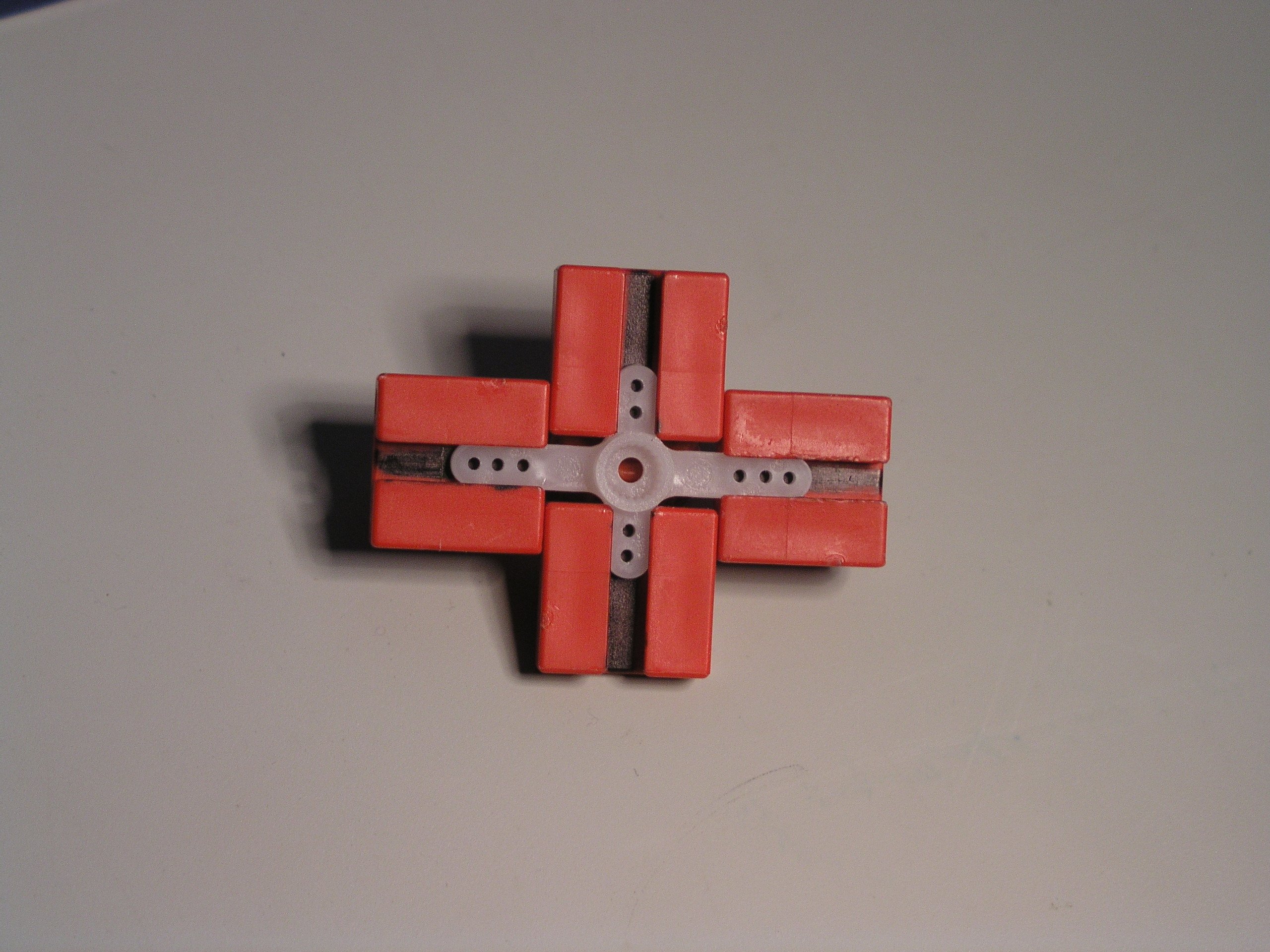 10. Vier Bausteine 5 und Kreuzadapter zusammengeschoben von unten.JPG