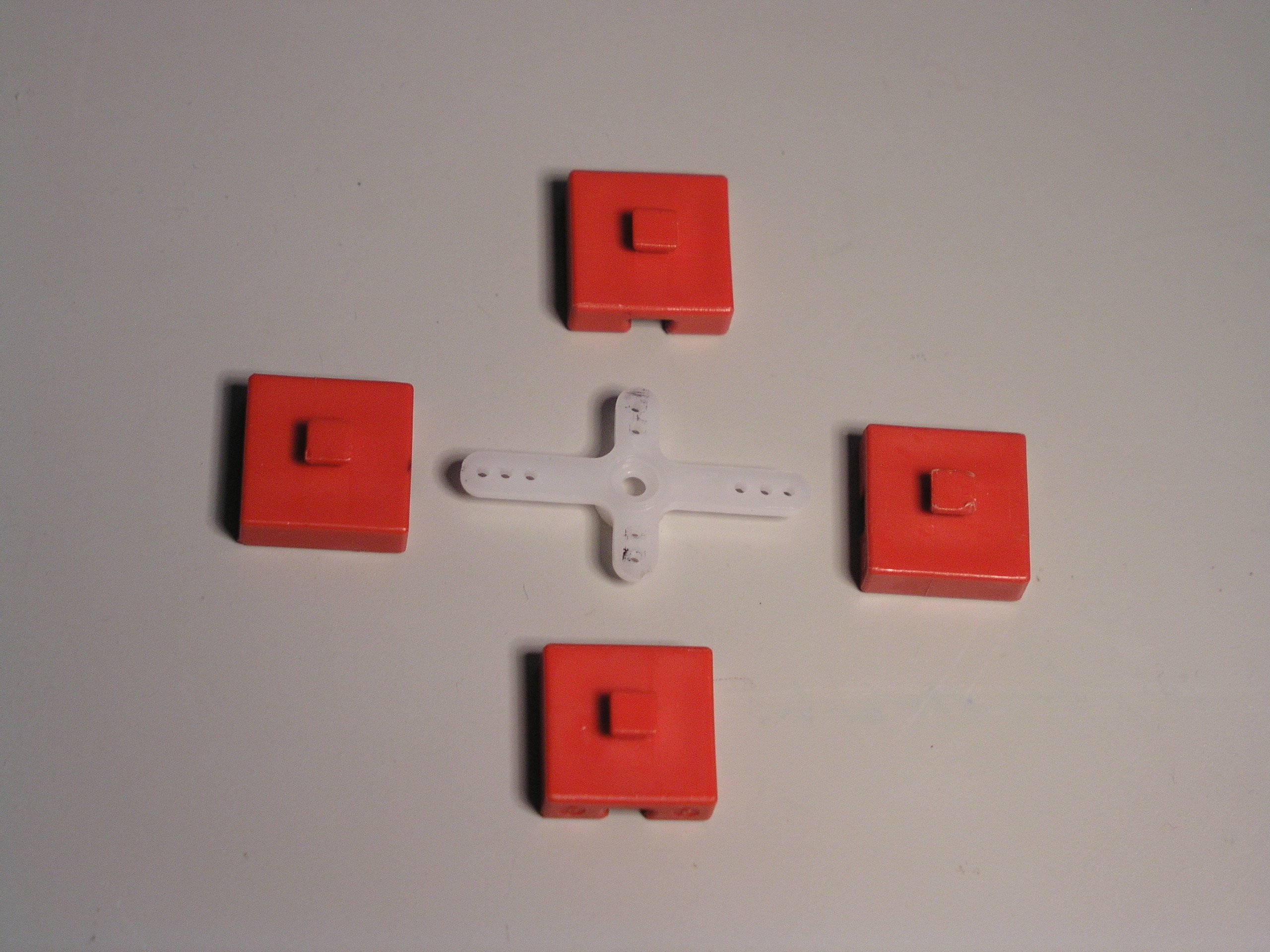 8. Vier Bausteine 5 und Kreuzadapter Zerlegt.JPG