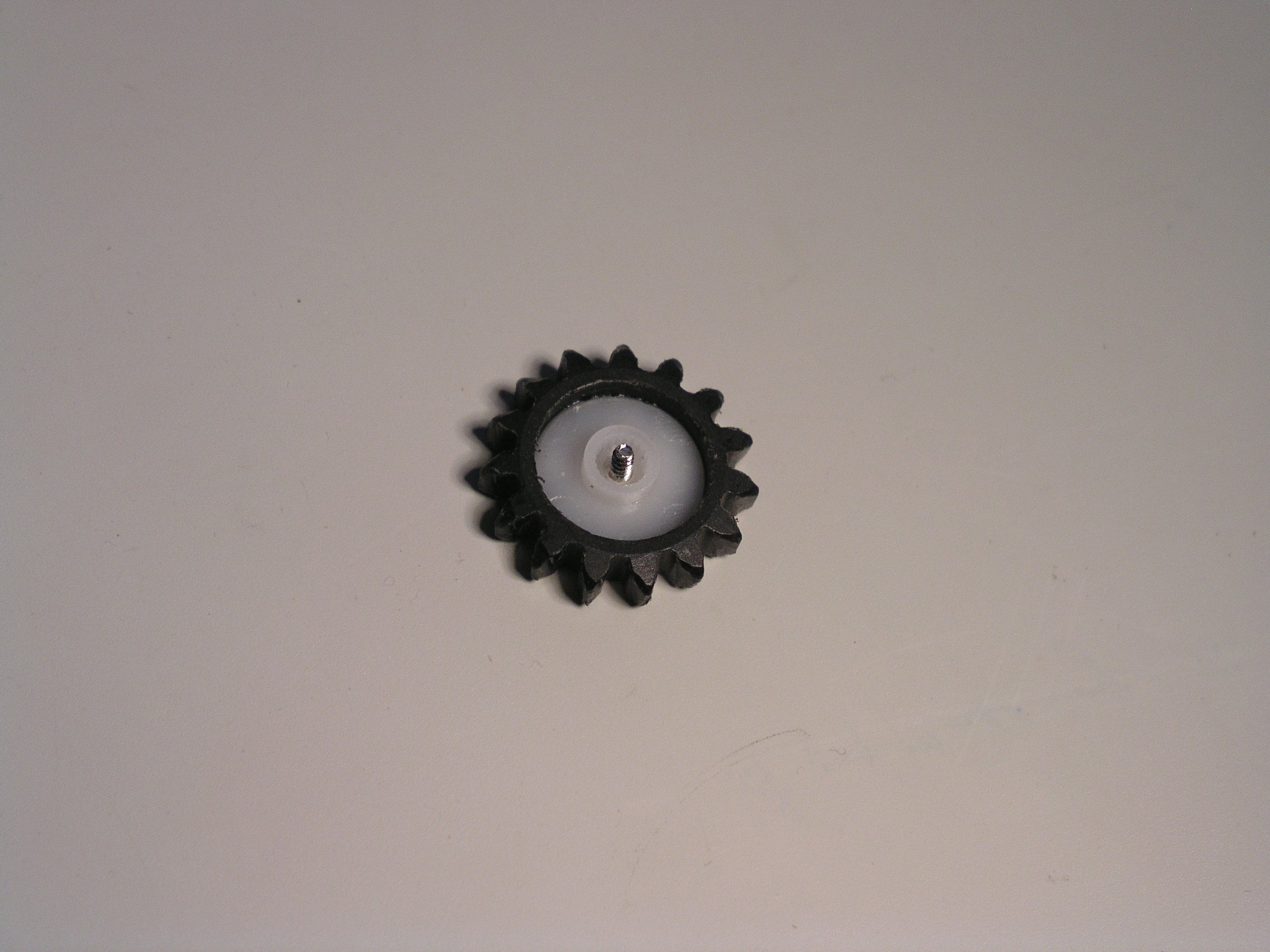 3. Zahnrad Z15 mit Scheibenadapter und Schraube von unten.JPG