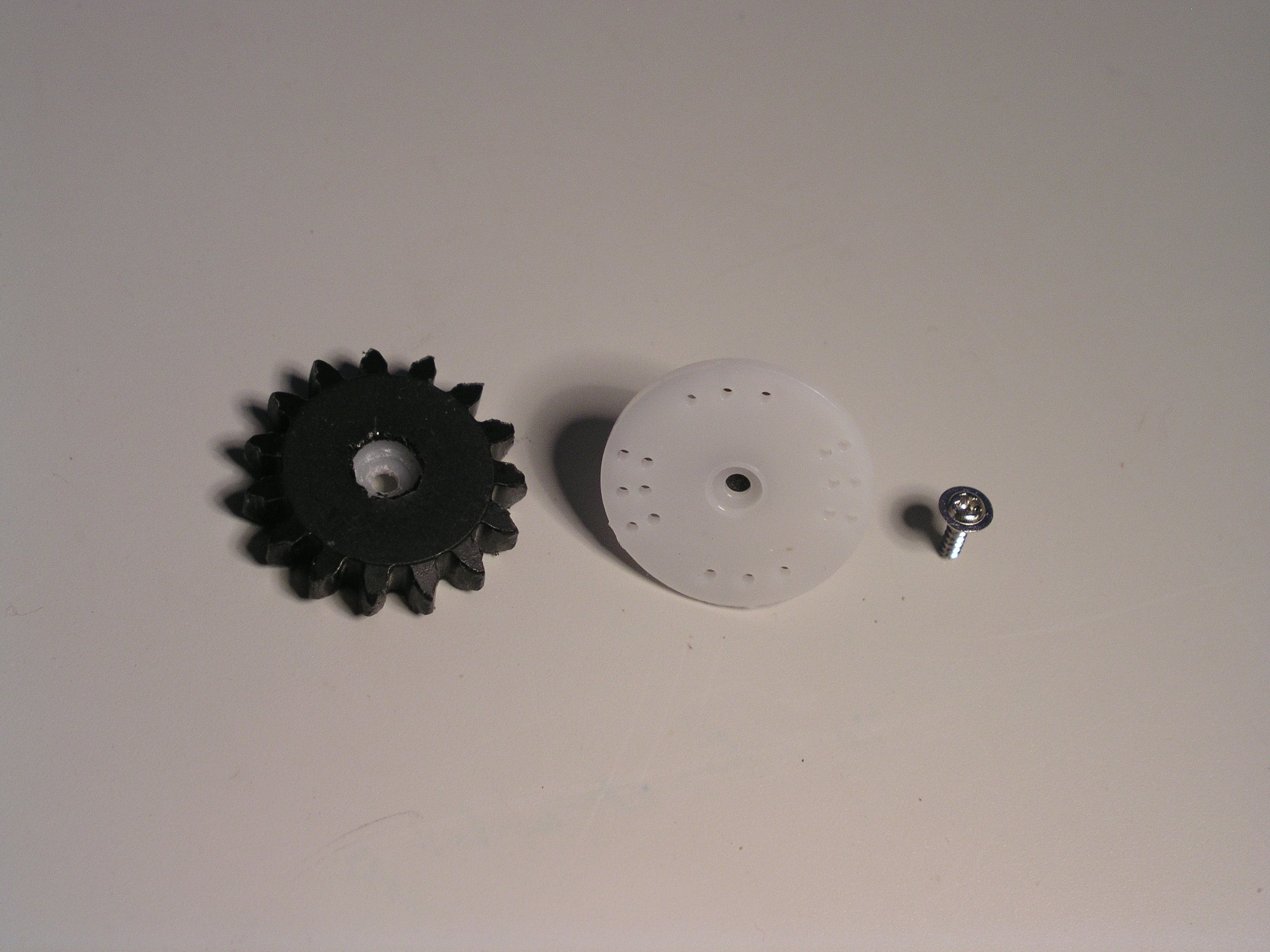 1. Zahnrad Z15 mit unbearbeitete Scheibenadapter und Schraube.JPG