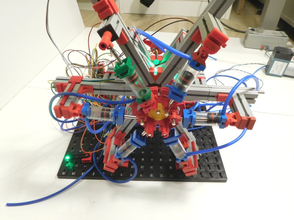 6-Zylinder Sternmotor mit Fischertechnik und elektronischer Ventilsteuerung. Der grüne "Leuchtkäfer" links unten ist ein Überbleibsel vom 7-Zylinder Sternmotor.