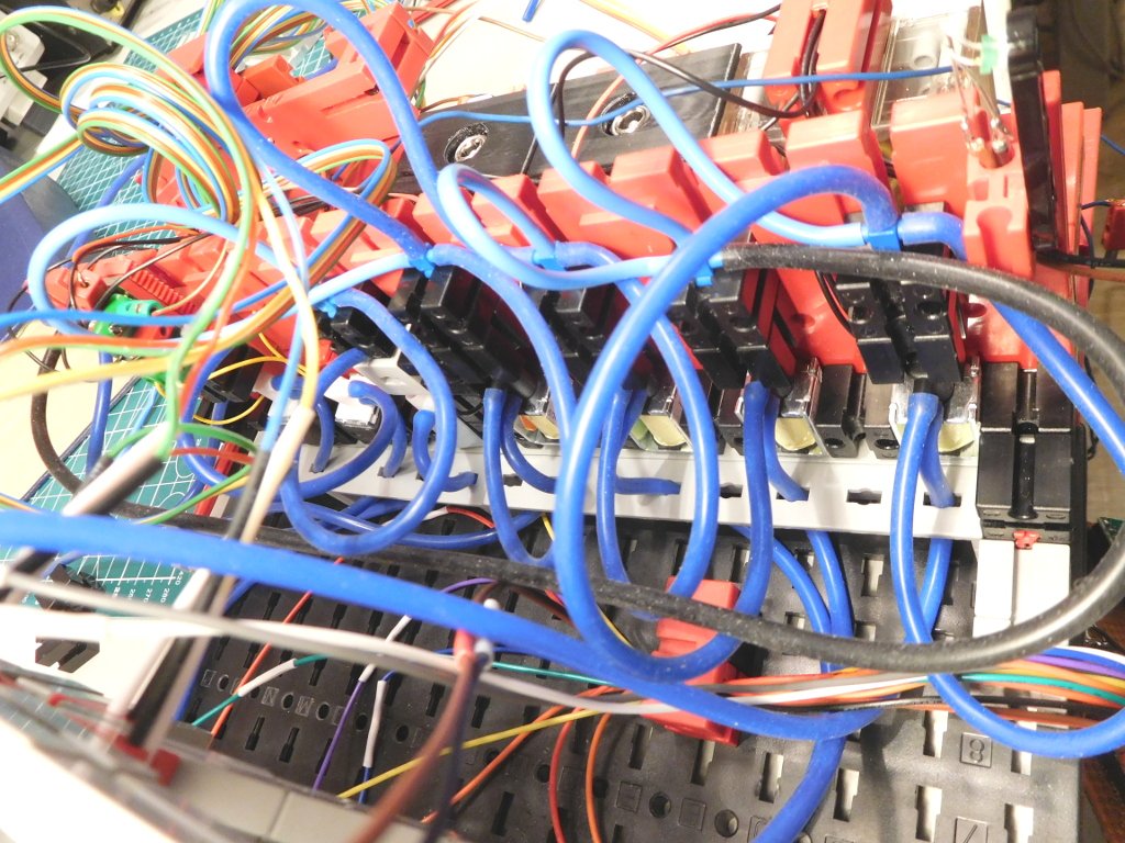 Pneumatik-Seite mit Magnet-Ventilen und Schlauchverbindungen