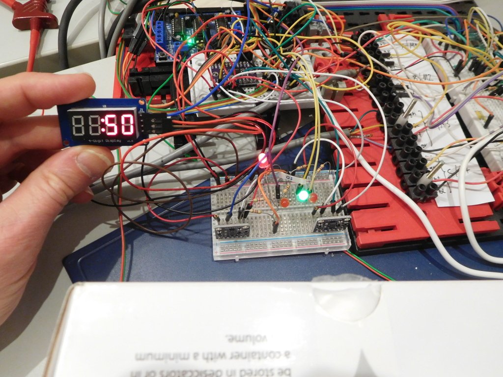 Der Verhau im Hintergrund ist von einem anderen Modell. Das Gadget läuft sozusagen als Gast auf dieser Installation