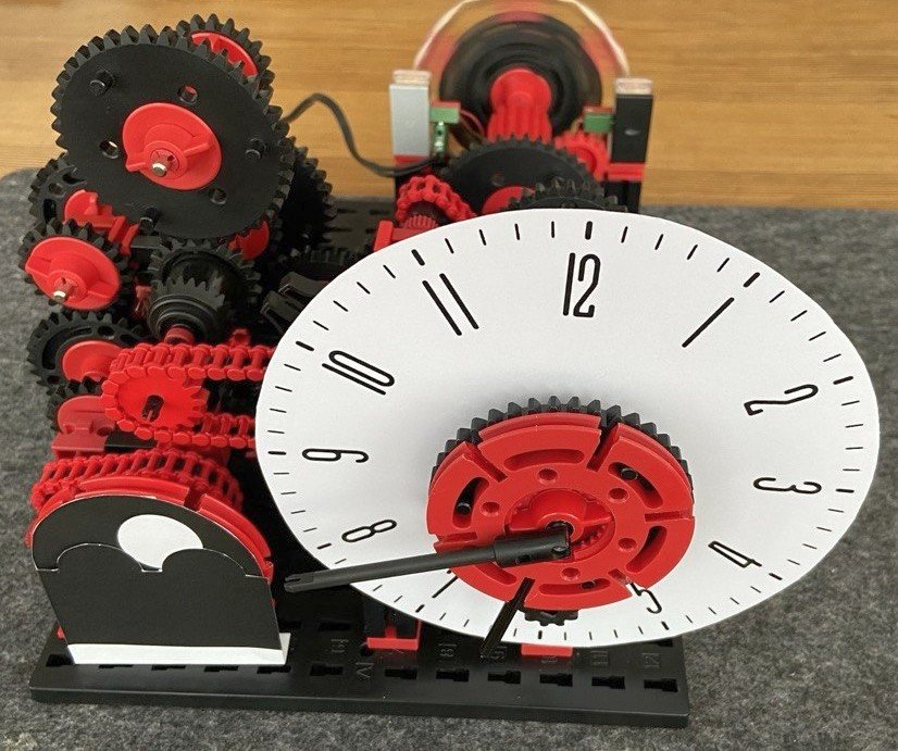 Synchronuhr mit Schrittschaltwerk und Mondphasenanzeige