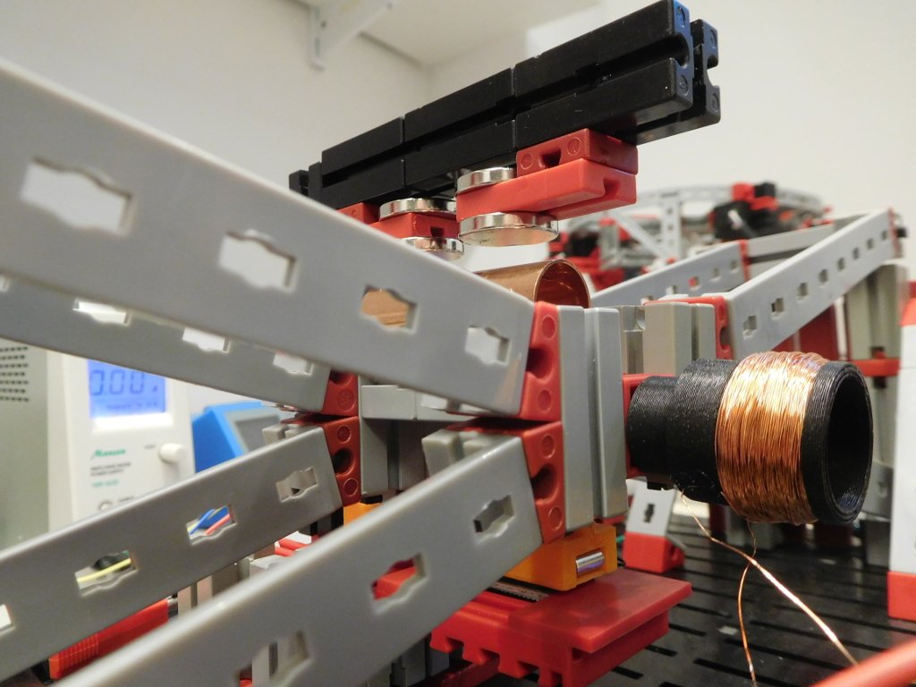 rechts: Aktuatorspule ohne Außenjoch; oben: Wirbelstromdämpfung mit Kupferrohrteilen und Magneten auf der Oberseite. Die Magneten müssen so nah wie möglich an die Kupferrohrstücke abgesenkt werden